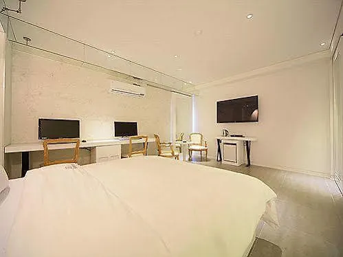 Sinchon Hotel Gaeul Seul 2*,